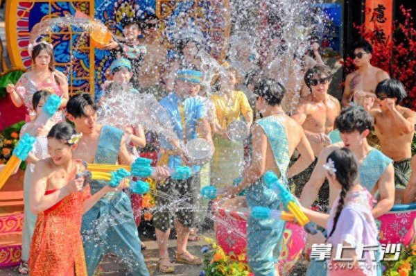 高亿管理 组图｜天天泼水节夜夜享清凉，长沙方特傣式泼水节等你来狂欢